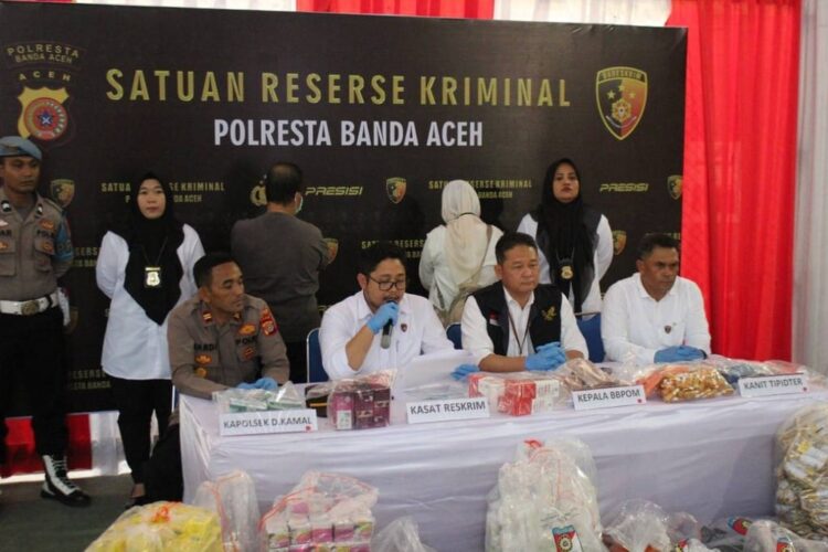 Satreskrim Polresta Banda Aceh menangkap pasangan suami istri pemilik kosmetik yang diduga ilegal di sebuah rumah warga di Desa Neusok, Kecamatan Darul Imarah, Aceh Besar, Senin malam (7/11)