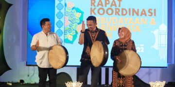 Pj Walikota Sabang Reza Fahlevi didampingi Kadisbudpar Aceh Almuniza Kamal membuka Rakor Kebudayaan dan Pariwisata Aceh di Sabang, Rabu malam (30/11)