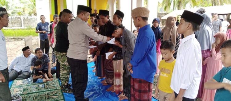 Polres Aceh Jaya menyantuni ratusan anak yatim kombatan GAM yang meninggal dunia saat konflik melanda Aceh, khusus di Aceh Jaya, Ahad, 4 Desember 2022