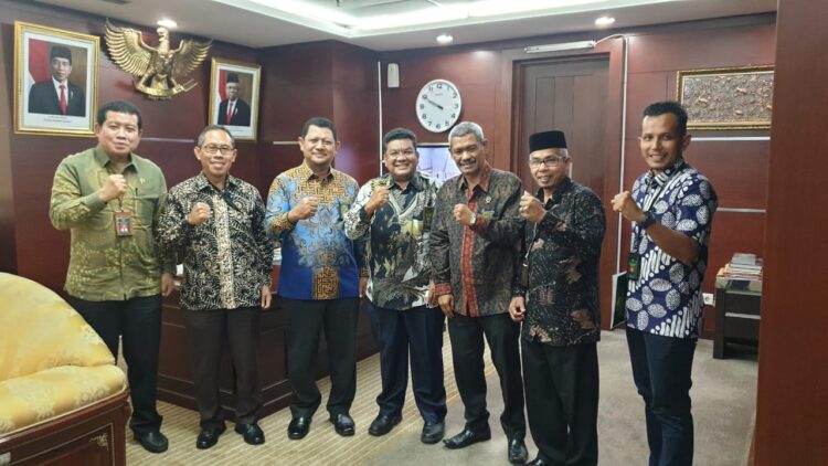 Dirjen Badan Peradilan Umum (Badilum) Mahkamah Agung RI Bambang Myanto, menerima kunjungan Tim Peningkatan Status Pengadilan Tinggi Banda Aceh di ruang kerjanya di Jakarta, Jum’at pagi (9/12)