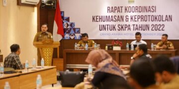 Plh Kepala Biro Administrasi Pimpinan Setda Aceh Muhammad Rahmadin mewakili Sekda Aceh membuka Rapat Koordinasi Kehumasan dan Keprotokolan untuk SKPA Tahun 2022, di Hotel Grand Arabia Banda Aceh, Selasa (13/12)