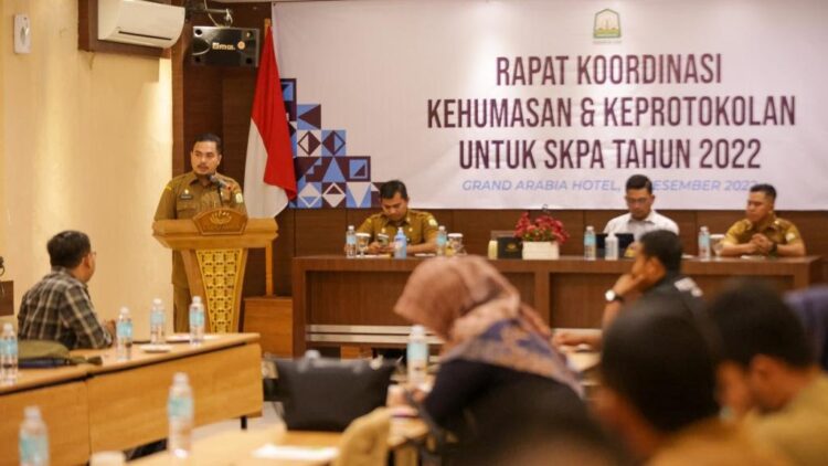 Plh Kepala Biro Administrasi Pimpinan Setda Aceh Muhammad Rahmadin mewakili Sekda Aceh membuka Rapat Koordinasi Kehumasan dan Keprotokolan untuk SKPA Tahun 2022, di Hotel Grand Arabia Banda Aceh, Selasa (13/12)