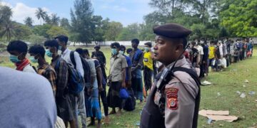 57 Imigran Rohingya kembali terdampar di Aceh, tepatnya di pesisir pantai Desa Ladong, Kecamatan Masjid Raya, Aceh Besar, pada Ahad (25/12)