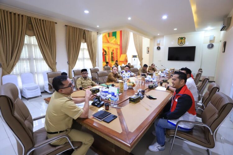 Pj Wali Kota Banda Aceh Bakri Siddiq saat menerima audensi Sales Area Manager Retail Pertamina Aceh, Arwin Nugraha di pendopo wali kota, Selasa (27/12)