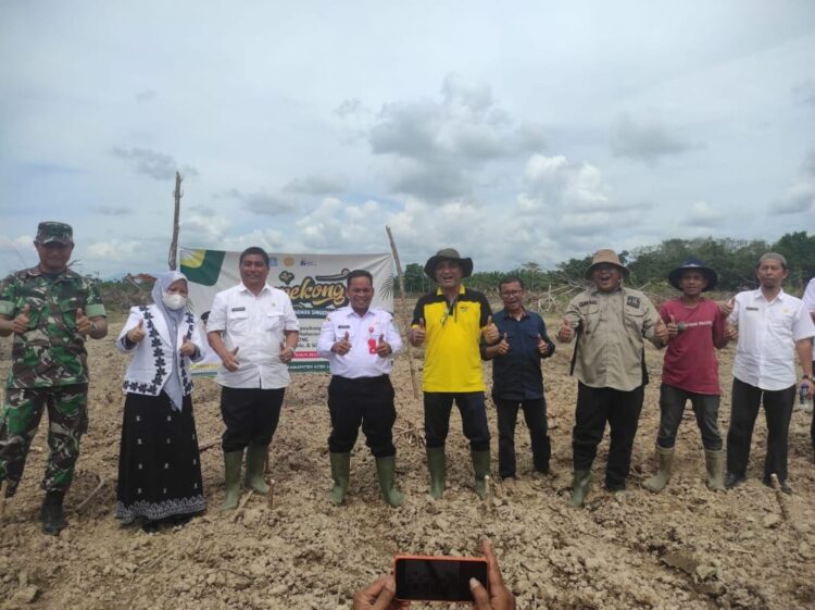 Pj Bupati Aceh Jaya Dr Nurdin meluncurkan Gerakan Penanaman Singkong (GEUPEKONG) di kawasan Komplek BBU Pangan Gampong Padang, Kecamatan Setia Bakti, Aceh Jaya, Rabu (28/12)