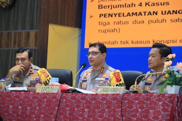 Kapolda Aceh Irjen Pol Ahmad Haydar didampingi Wakapolda Brigjen Pol Syamsul Bahri dan Kabid Humas Kombes Pol Winardy memimpin konferensi pers akhir tahun 2022 Polda Aceh, Rabu (28/12)