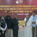 Raihanah menyerahkan syarat dukungan minimal saat mendaftar sebagai bakal calon DPD RI ke kantor KIP Aceh, Rabu (28/12)