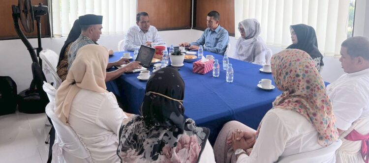 Wakil Ketua Komisi VI DPRA Tantawi bersama anggota Ismail A Jalil, Kartini Ibrahim dan Bardan Sahidi mengadakan kunjungan ke Anjungan Pemerintah Aceh Taman Mini Indonesia Indah (TMII) Jakarta, Rabu (30/11)