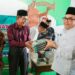 Pj Wali Kota Bakri Siddiq serahkan 1.000 Al-Quran untuk 10 masjid di Banda Aceh. Penyerahan secara simbolis di Masjid Baitul Mukminin, Gampong Lamteh, Kecamatan Ulee Kareng, Rabu siang (7/12)