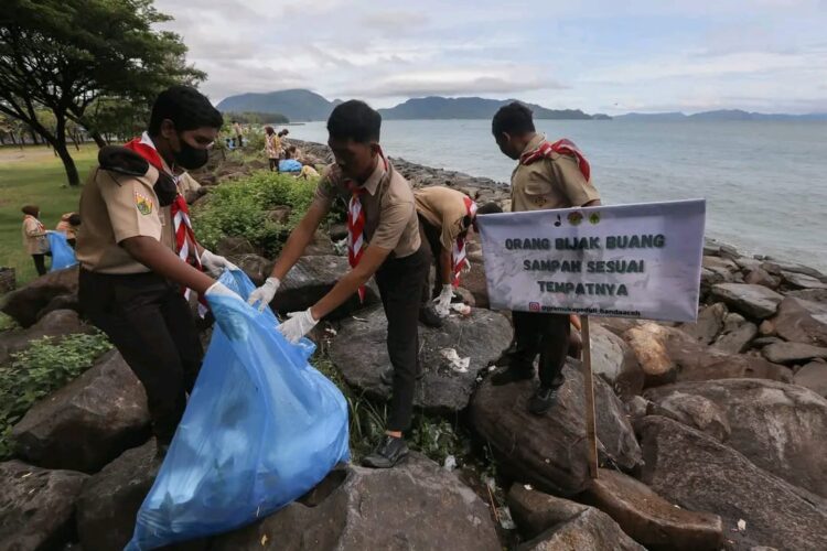 Sejumlah pelajar Anggota Pramuka Kota Banda Aceh memungut sampah di Pantai Ulee Lheue, Ahad (11/12), dalam rangka bakti sosial Gerakan Pramuka Kwartir Cabang Kota Banda Aceh 2022
