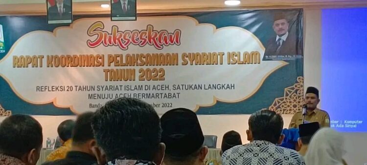 Kadis Syariat Islam Aceh Dr EMK Alidar SAg MHum membuka Rapat Koordinasi Pelaksanaan Syariat Islam Aceh 2022 di Hotel Oasis Banda Aceh, Senin (12/12)