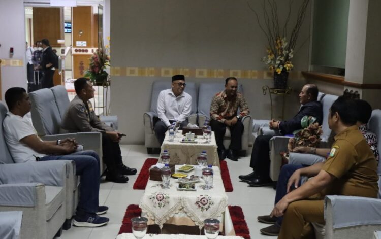 Kepala BNPT Komjen Pol Boy Rafli Amar disambut Ketua FKPT Aceh Mukhlisuddin Ilyas di Bandara SIM Blang Bintang, Aceh Besar, Selasa (13/12)
