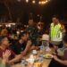 Kapolda Aceh Irjen Pol Ahmad Haydar dan Pangdam IM Mayjen TNI Mohamad Hasan menyapa pengunjung warung kopi saat meninjau pos pengamanan malam tahun baru di Simpang Surabaya Banda Aceh, Sabtu malam (31/12)