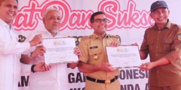 Ketua Kadin Aceh Muhammad Iqbal Piyeung didampingi Pj Wali Kota Banda Aceh Bakri Siddiq, saat menandatangani berita acara penyerahan mesin generator oksigen kepada RSUD Meuraxa Banda Aceh, Senin (2/1)