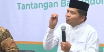 Ketua MPU Aceh Tgk H Faisal Ali saat menjadi pembicara seminar akbar ekonomi syariah pada peringatan Haul ke-35 Abon Abdul Aziz di Dayah MUDI Mesjid Raya Samalanga, Senin (2/1/2023)