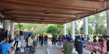 Aliansi Mahasiswa Peduli Perbankan Aceh (AMPPA) Rabu (4/1), menggelar unjuk rasa di Kantor Gubernur Aceh dengan tuntutan menyuarakan penolakan terhadap Dirut Bank Aceh Syariah yang berasal dari luar Aceh