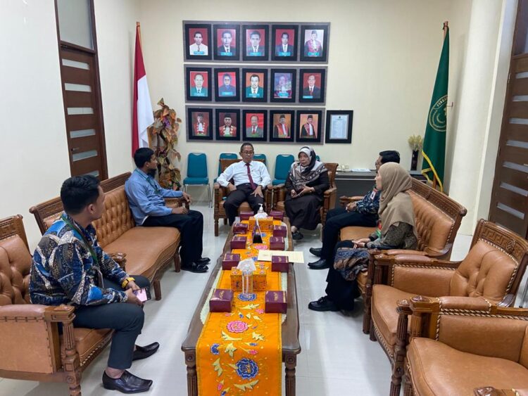 Ketua Pengadilan Tinggi Banda Aceh Dr Suharjono menerima kunjungan Koordinator Penghubung Komisi Yudisial (KY) Wilayah Aceh di kantornya, Rabu (11/1)