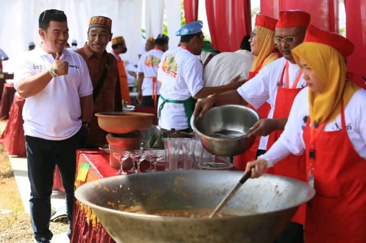 Masyarakat Aceh se-Jabodetabek menggelar Festival Kuliner Aceh dan Lomba Memasak Kuah Beulangong di Kampung Abdi, Sentul, Bogor Jawa Barat, Ahad (15/1)