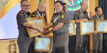 Kajati Aceh Bambang Bachtiar SH MH menerima penghargaan Peringkat I Terbaik Implementasi Keadilan Restoratif Terbanyak dari Kejagung di Jakarta, Jum'at (6/1)