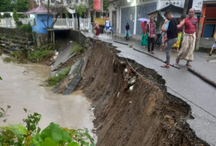 Kerusakan jalan akibat banjir yang melanda wilayah Kembang Tanjong, Pidie
