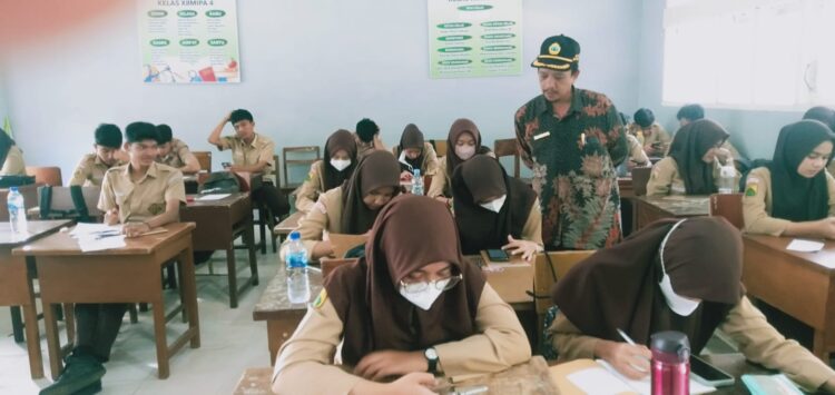 Ketua MKKS SMA Kota Banda Aceh saat memantau palaksanaan try out di SMA Negeri 3 Banda Aceh, Kamis (19/01)