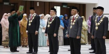 Rektor USK Prof Dr Ir Marwan melantik puluhan pejabat di lingkungan kampus ini dengan SOTK baru di AAC Dayan Dawood, Darussalam, Banda Aceh, Rabu (25/1)