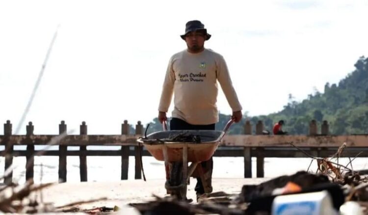 Pj Bupati Aceh Besar Muhammad Iswanto memimpin aksi satu jam memungut sampah di lokasi wisata Pantai Nipah, Gampong Raboe, Kecamatan Pulo Aceh, Sabtu (28/1)