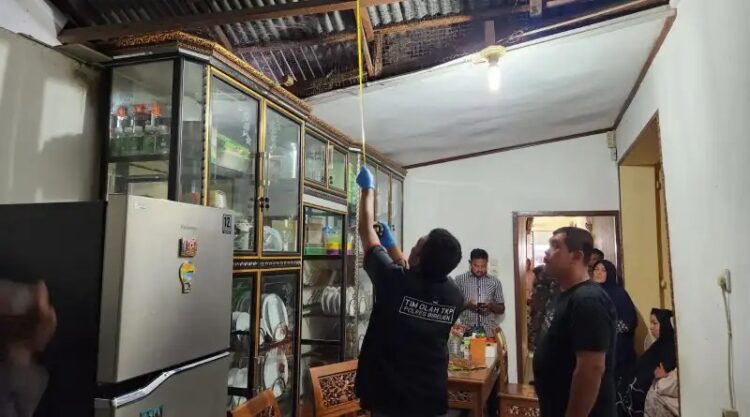 Unit Identifikasi Satreskrim Polres Bireuen dan Polsek Kota Juang saat melakukan olah TKP di lokasi gantung diri PNS Pemkab Bireuen, Ahad (29/1)