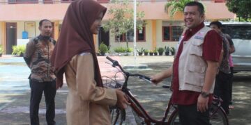 Intan, siswa kurang mampu di SMAN 15 Adidarma Banda Aceh menerima hadiah sepeda dari BFLF. Intan tiap hari jalan kaki satu jam ke sekolah