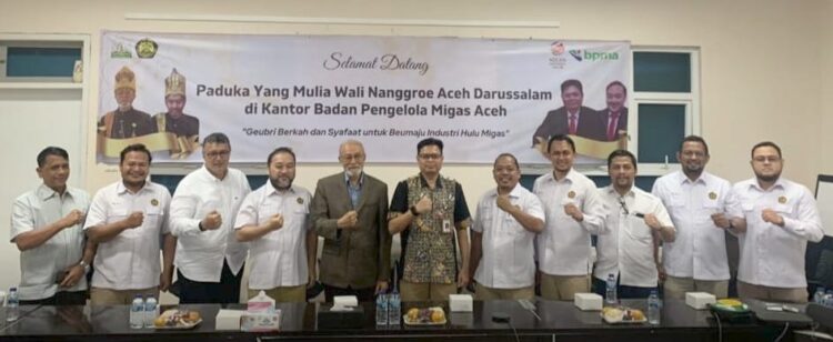 Kepala BPMA Teuku Mohammad Faisal bersama jajarannya menyambut kunjungan Wali Nanggroe Aceh Malik Mahmud Al Haythar, di kantor BPMA, Banda Aceh, Senin (30/1)