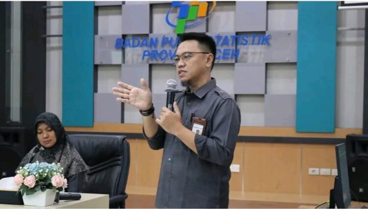 Dadan Supriadi, Statistisi Ahli Madya BPS Aceh menyampaikan Hasil Sensus Penduduk 2020 Lanjutan, Senin (30/1) di Kantor BPS Aceh
