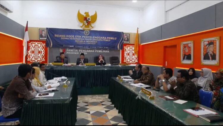 Sidang Pemeriksaan Dugaan Pelanggaran Kode Etik Penyelenggara Pemilu (kepp) Dengan Teradu Ketua Kip Kota Banda Aceh Indra Milwady Di Kantor Panwaslih Provinsi Aceh, Jum'at (17/2)
