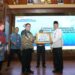 Asisten III Bidang Administrasi Umum Setda Aceh Dr Iskandar AP atas nama Pemerintah Aceh, menerima penghargaan pelayanan publik yang diserahkan oleh Anggota Ombudsman RI Dadan Suparjo Suharmawijaya, di Anjong Mon Mata Banda Aceh, Rabu (22/2)