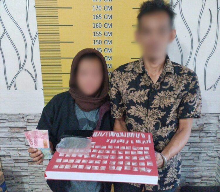 Sepasang suami istri digerebek Satresnarkoba Polres Langsa di rumahnya yang dijadikan tempat transaksi jual beli sabu di Dusun Bahagia Gampong Geudubang Jawa Kecamatan Langsa Baro