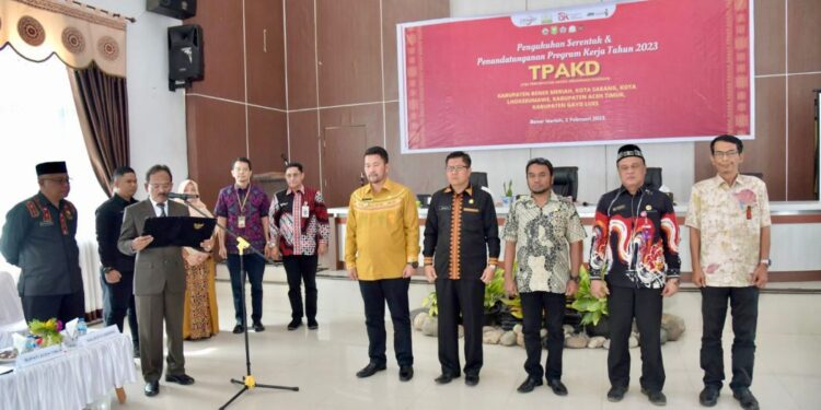 Plt Asisten II Setda Aceh Mawardi mengukuhkan Tim Percepatan Akses Keuangan Daerah (TPAKD) di 5 kabupaten/kota yaitu Bener Meriah, Lhokseumawe, Sabang, Aceh Timur dan Gayo Lues di Bener Meriah, Kamis (2/2)