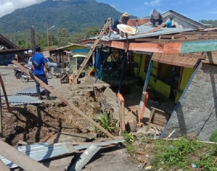 Dua tempat usaha keripik Saree di Jalan Banda Aceh - Medan rusak akibat pergerakan tanah