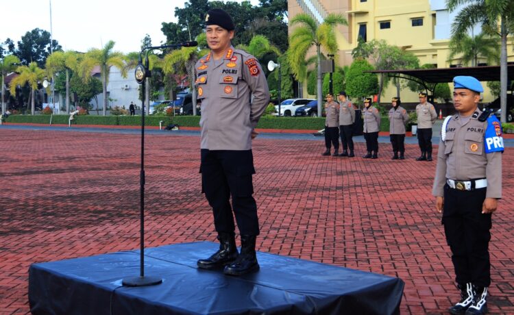 Dirsamapta Polda Aceh Kombes Pol Misbahul Munauwar saat memimpin apel pagi di Mapolda Aceh, Kamis (2/2)