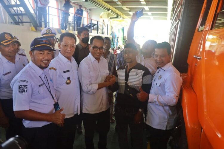 Menteri Perhubungan Budi Karya Sumadi didampingi Pj Gubernur Aceh Achmad Marzuki dan Anggota DPR RI asal Aceh Ruslan M Daud meninjau aktivitas dan menyapa penumpang kapal di Pelabuhan Ulee Lheue Banda Aceh, Jum'at (3/2)