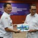 Pj Gubernur Aceh Achmad Marzuki menyerahkan usulan pembangunan sektor transportasi kepada Menhub Budi Karya Sumadi saat mengikuti Rapat Koordinasi Pembangunan Sektor Perhubungan di Aceh Jum'at (3/2) di Gedung Serbaguna Kantor Gubernur Aceh