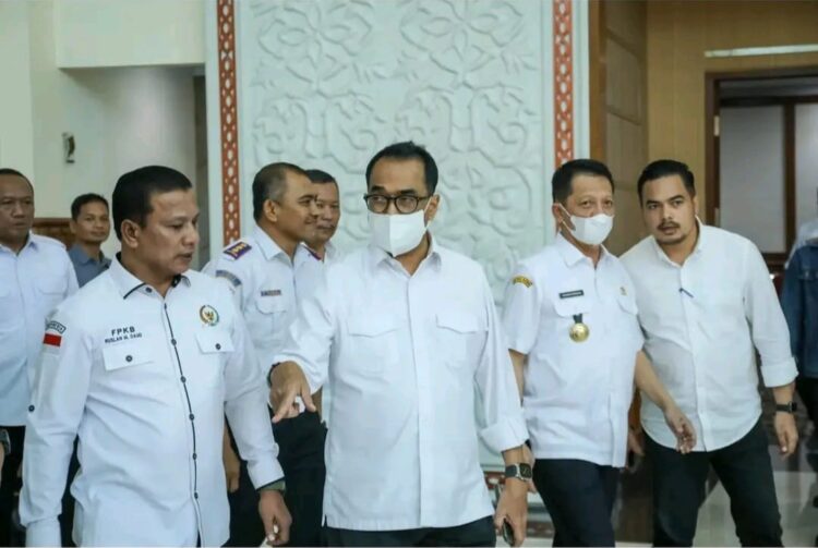 Menhub Budi Karya Sumadi didampingi Pj Gubernur Aceh Achmad Marzuki dan Anggota DPR RI Ruslan M Daud saat tiba di Bandara SIM Blang Bintang, Aceh Besar, Jum'at (3/2)