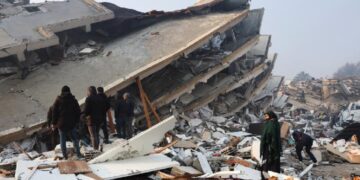 Korban jiwa akibat gempa M7,8 yang melanda tenggara Turki dan utara Suriah pada Senin (6/2) melampaui angka 5.000 jiwa per Selasa (7/2) petang waktu Indonesia. Foto: REUTERS