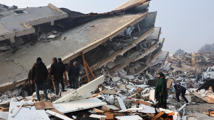 Korban jiwa akibat gempa M7,8 yang melanda tenggara Turki dan utara Suriah pada Senin (6/2) melampaui angka 5.000 jiwa per Selasa (7/2) petang waktu Indonesia. Foto: REUTERS