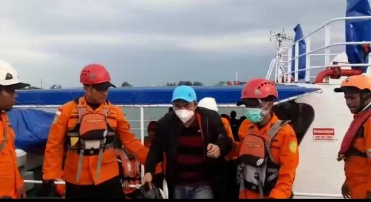 ABK kapal kargo MV. Shin Onoe saat dievakuasi Basarnas Banda Aceh di Perairan Selat Benggala, Rabu sore (8/2)