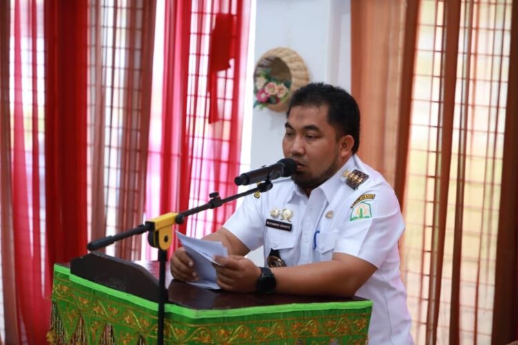 Pj Bupati Aceh Besar Muhammad Iswanto saat membuka Rakor Tim Percepatan Penurunan Stunting Kecamatan se-Kabupaten Aceh Besar, di Kantor Dekranasda, Kecamatan Ingin Jaya, Rabu (8/2)