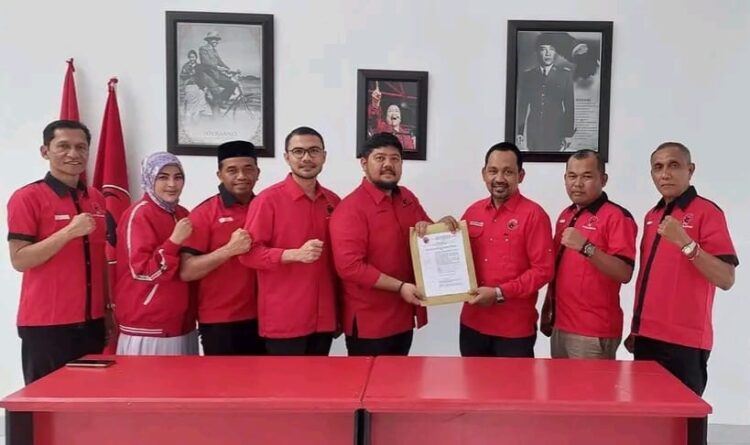 Ketua DPD PDIP Aceh menyerahkan SK penunjukan Fariz Reza Firmandez sebagai Kepala Badan Pemenangan Pemilu PDIP Aceh