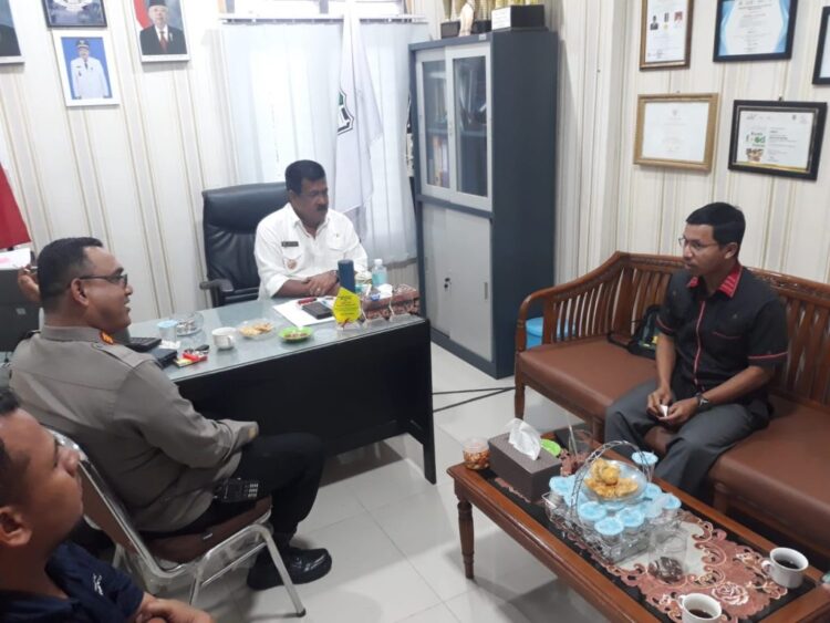 Ketua DPRK Banda Aceh Farid Nyak Umar mengunjungi Gampong Lampulo, Rabu (8/2/2023), diterima oleh Keuchik Lampulo Alta Zaini di ruang kerjanya
