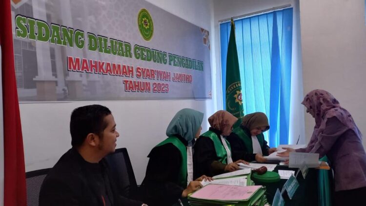 Mahkamah Syar'iyah Jantho menggelar agenda sidang di luar gedung pengadilan yakni di Mal Pelayanan Publik (MPP) Lambaro, Kecamatan Ingin Jaya, Aceh Besar, Jum'at (10/2)
