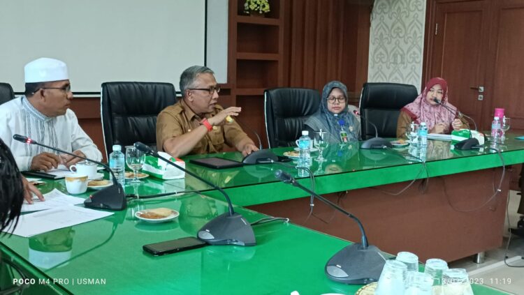 Pj Ketua Tim Penggerak PKK Aceh Besar Cut Rezky Handayani memimpin Rakor tentang Pengajuan Dispensasi Nikah Dini di Kabupaten Aceh Besar di Aula Kantor Bupati, Senin (13/2)