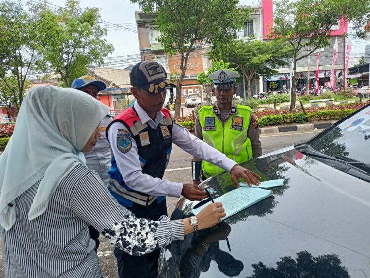 Dishub Banda Aceh bersama Ditlantas Polda Aceh melakukan sosialisasi penerapan ETLE Mobile terhadap pengemudi mobil yang melanggar rambu larangan parkir dan parkir di sembarang tempat di wilayah Banda Aceh, Senin (13/2)