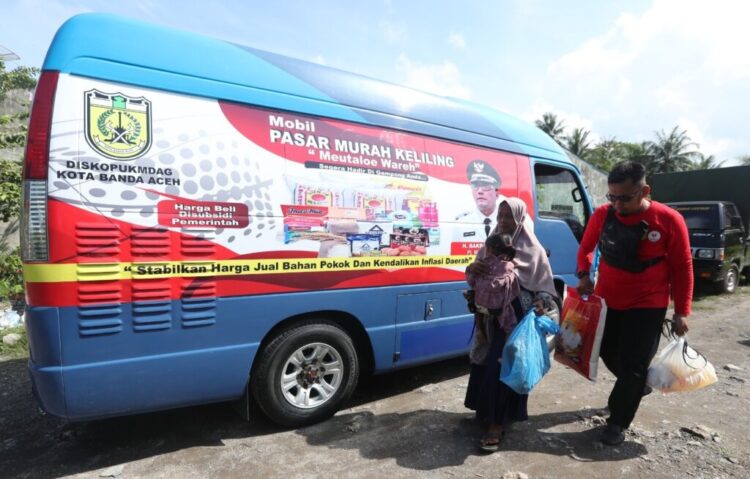 Pj Wali Kota Banda Aceh Bakri Siddiq meluncurkan mobil Pasar Murah Keliling “Meutaloe Wareh”, Selasa (14/2)